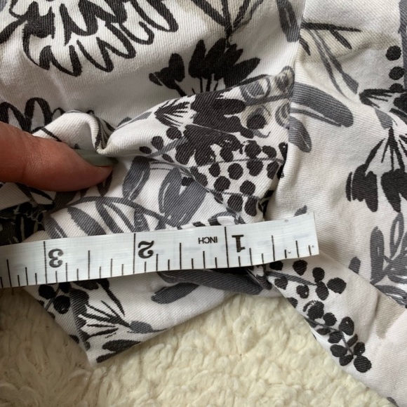 White shorts gray floral pattern size 0 old navy - Picture 3 of 4